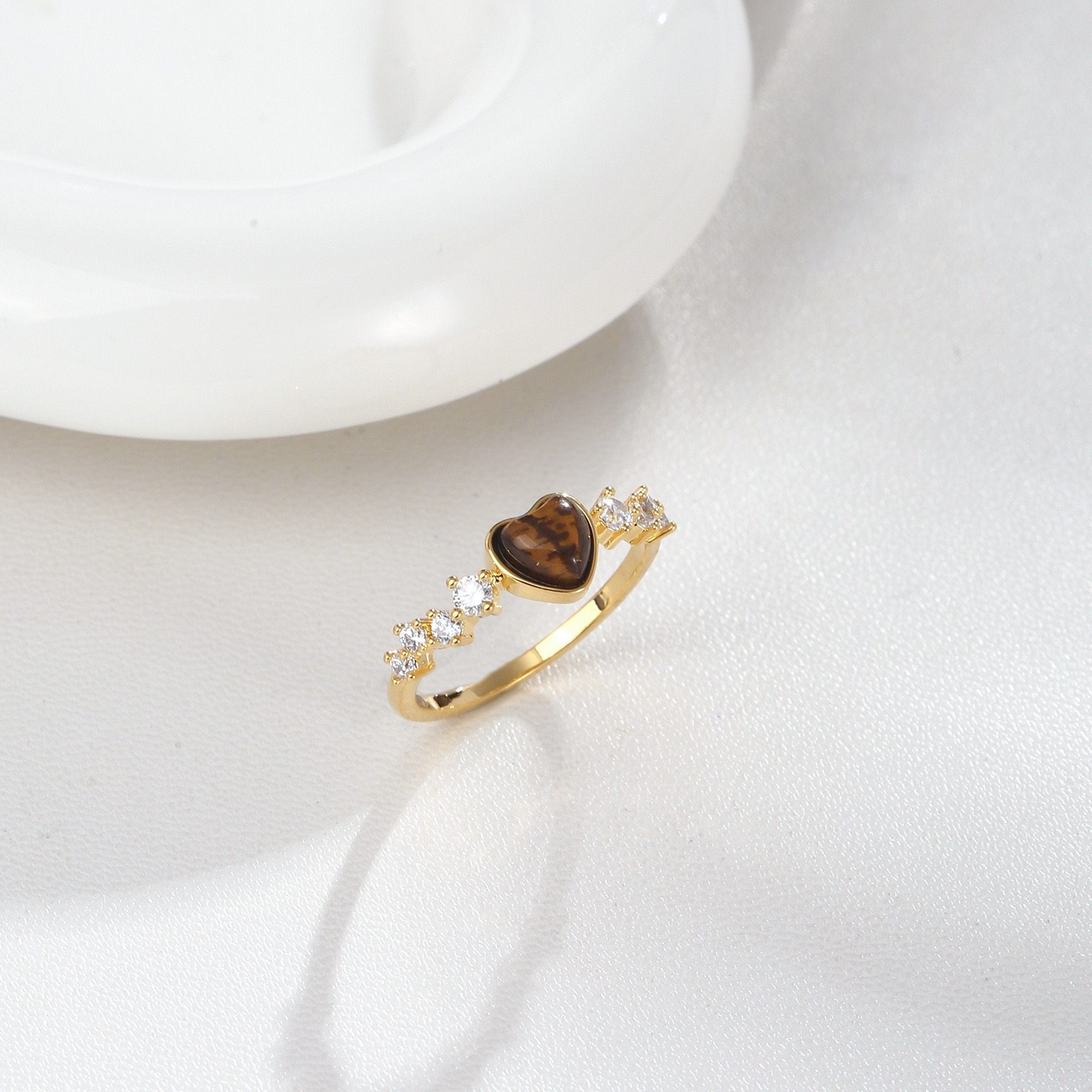 冷茶集饰咖色虎眼石爱心精致闭口指环戒指女小众高级轻奢食指戒,淘宝优惠券,粉丝福利购,淘宝优惠卷