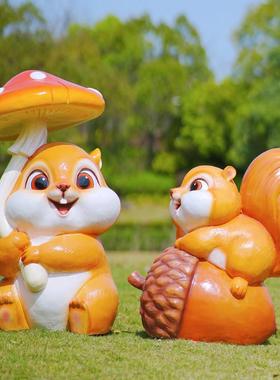 户外玻璃钢卡通松鼠雕塑幼儿园装饰小品公园草坪动物摆件园林景观