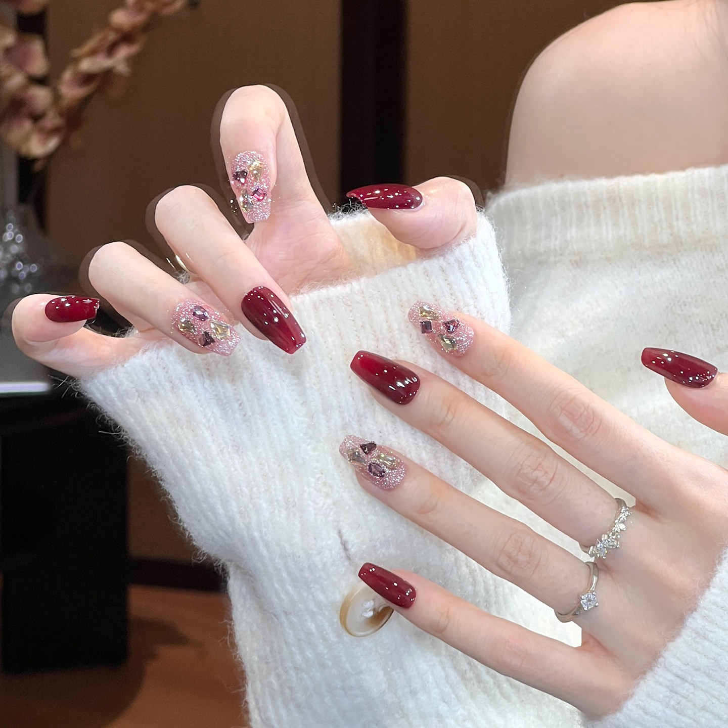 植兔穿戴甲短款裸色轻奢红色爆闪碎钻显白美甲秋冬短甲氛围感甲片,淘宝优惠券,粉丝福利购,淘宝优惠卷