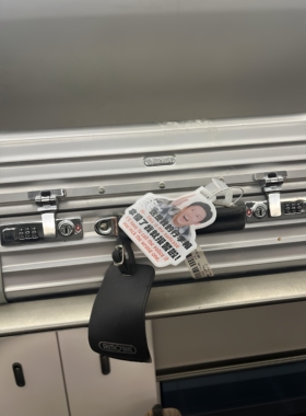 拿错了我就报警啦黄sir行李牌
