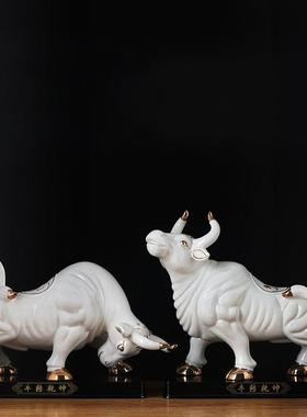 陶瓷牛摆件一对白黄红色瓷器生肖牛气冲天办公室工艺饰品招财镇宅