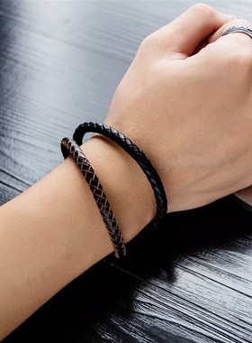 Skin man ACTS the role of punk rock style woven round