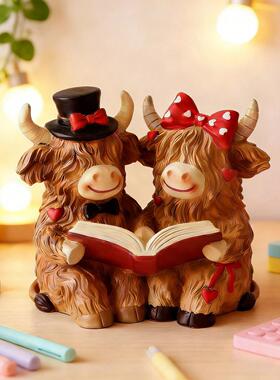 跨境新品看书情侣地牛家居造型装饰桌面花园庭院情人节雕像摆件