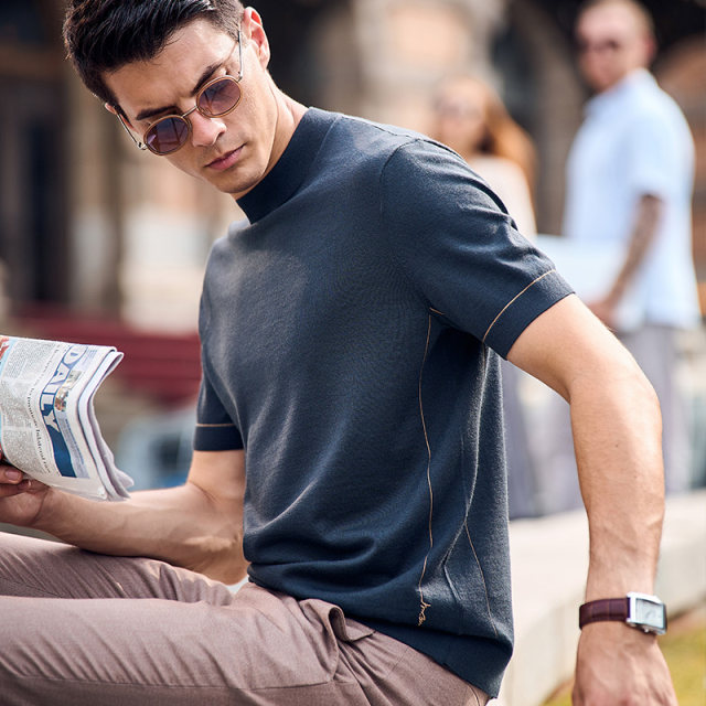 Mr. Bu's machine-washable woolen T-shirt fits snugly and won't irritate you.