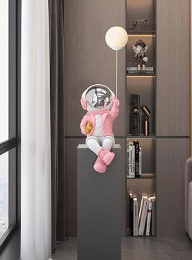 太空人摆件坐姿客厅装饰品宇航员电视柜玄关落地轻奢高档乔迁礼物