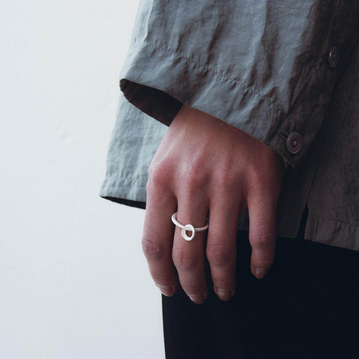 OLIOEACETO sterling silver buckle ring