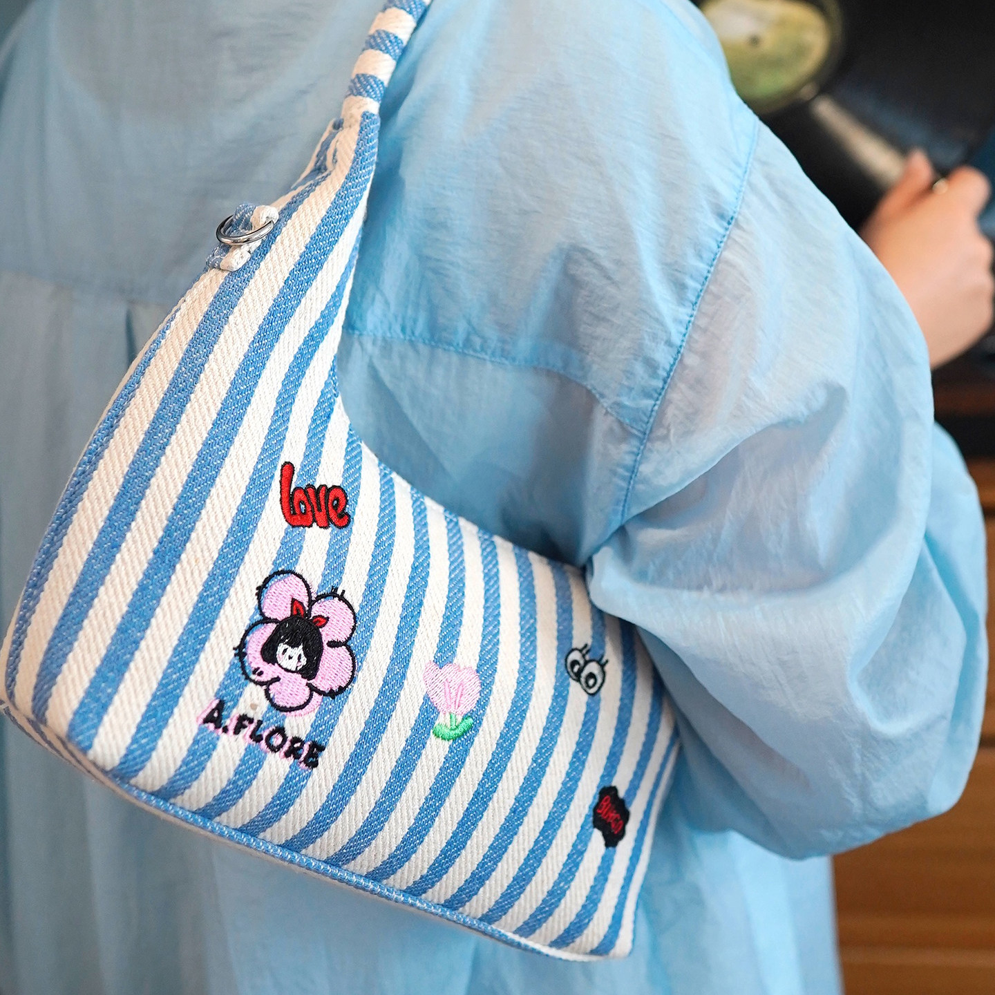 A.FLORE原创高质量帆布包2025新款经典条纹腋下包小众韩系斜挎包,淘宝优惠券,粉丝福利购,淘宝优惠卷