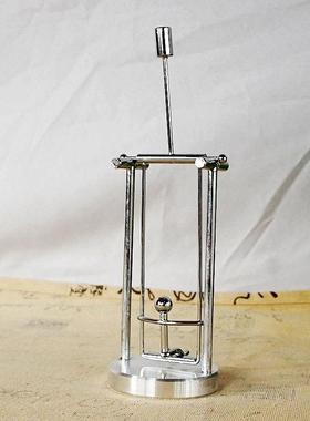 新款直销金属工艺情侣荡秋千手动平衡摆骑马小铁人物理不倒翁艺术