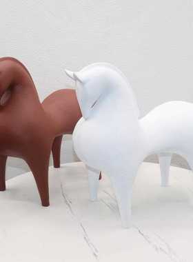 直销新款现代新中式唐马摆件红白色树脂客厅样板间办公室米兰时尚