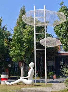 不锈钢镂空编织云朵雕塑定制公园林售楼部装饰玻璃钢抽象人物摆件