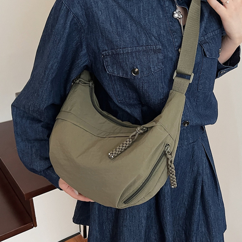 斜挎包女包2025新款饺子包女大容量包包女通勤单肩运动百搭饺包女,淘宝优惠券,粉丝福利购,淘宝优惠卷