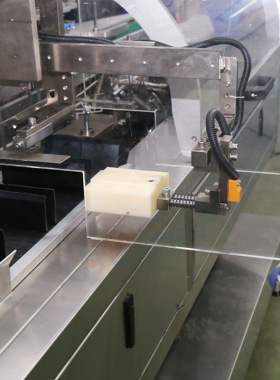 全自动纸巾装盒包装机 商务抽纸装盒机 多功能日用品包装理料线