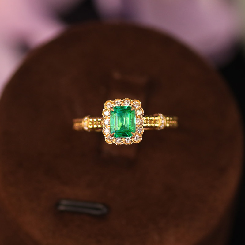 QUEENA.Z 2026 New Designer Series Women’s Emerald Ring HK560123002