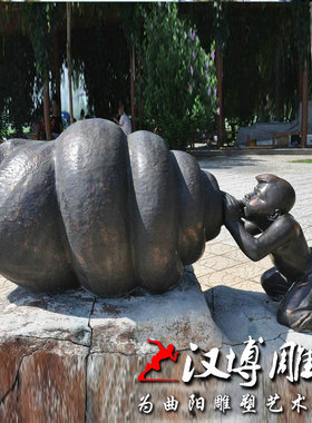 玻璃钢仿铜人物雕塑提水人物雕像城市广场公园林步行街海边铜雕