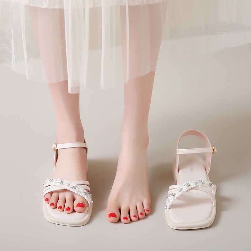 2024今年流行的夏季新款百搭不累脚白色软底夏款平底女士时装凉鞋,淘宝优惠券,粉丝福利购,淘宝优惠卷