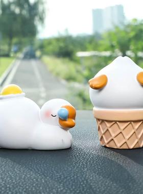 迷你小呆鹅摆件汽车内饰车载摆件可爱烘焙蛋糕装饰桌面公仔