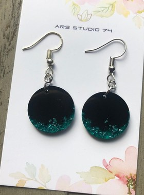 手工制作的黑色和绿色树脂吊坠耳环 饰有银片 戒指耳环套装