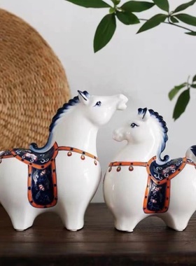 新中式陶瓷工艺品动物青花小马摆件家居礼品创意电视柜酒柜装饰品