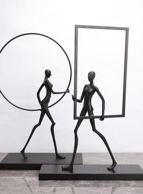 现代简约创意扛框人摆件样板房电视柜办公桌玄关家居客厅软装饰品