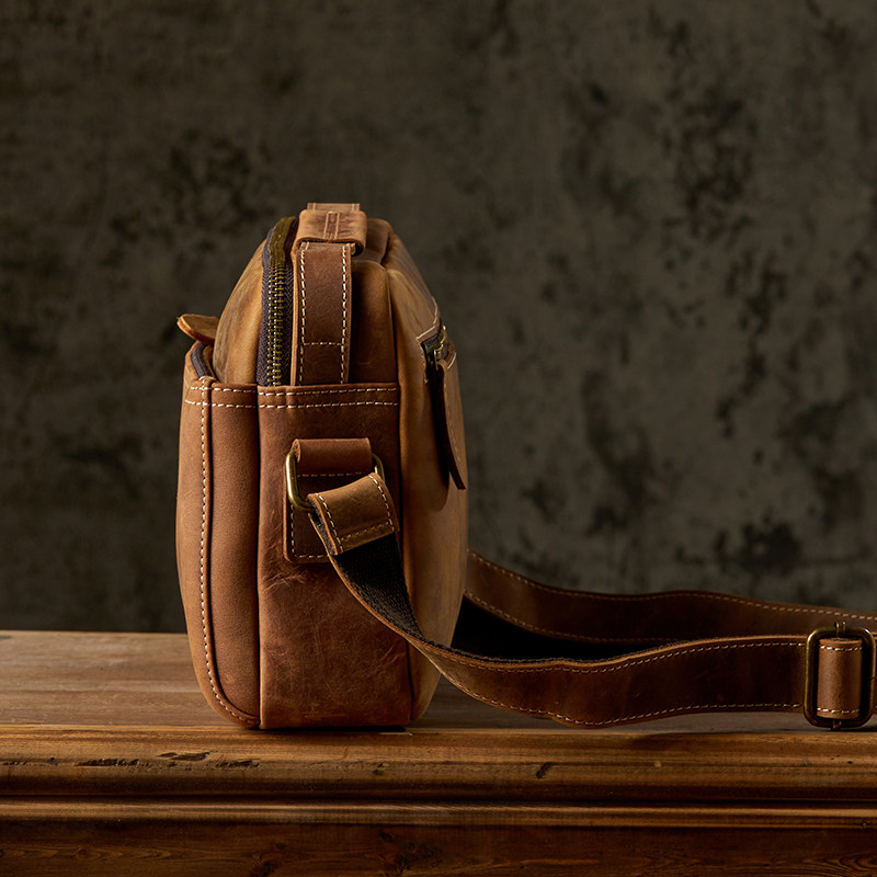 手工牛皮休闲单肩包男横款方形简约百搭斜挎包复古青年拉链男包包,淘宝优惠券,粉丝福利购,淘宝优惠卷