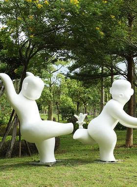 户外玻璃钢抽象儿童玩耍推铁圈人物雕塑学校公园景观运动小区摆件