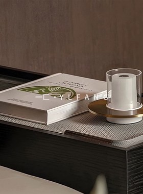 一匚 现代轻奢金属三足抽象烛台香薰组合摆件 样板间酒店餐厅饰品