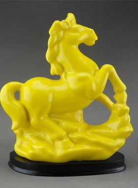 陶瓷生肖动物招财黄色马摆件风水家居饰品办公简约现代工艺品摆设