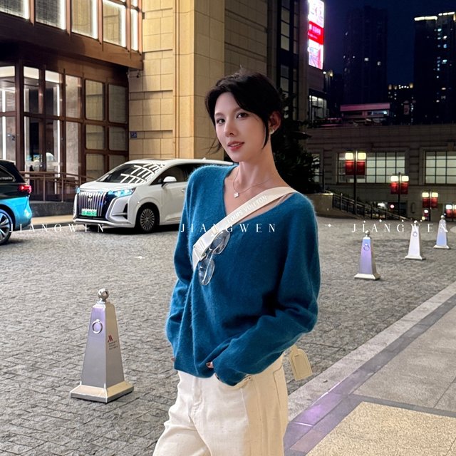 Jiang Wen's versatile loose furry V-neck wool sweater