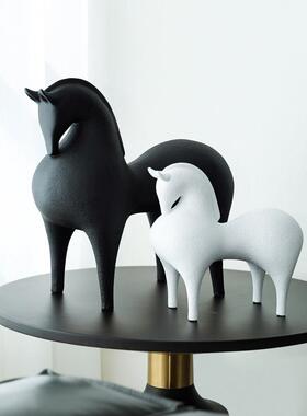 红色马树脂摆件饰品现代极简抽象客厅办公室玄关装饰北欧轻奢高档