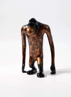 现代厅式长臂意猩猩创意摆件样板房客茶几桌面术电视柜k装艺饰品