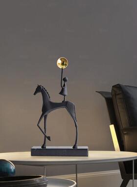 现代简约马背女孩打伞摆件轻奢酒柜书房办公桌入户玄关金属装饰品