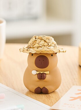 戴草帽的卡皮巴拉周边摆件情绪稳定神器办公室桌面工位装饰品礼物