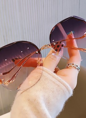 2024新款无框切边墨镜女v韩版潮浅色网红复古大框防紫外线太阳眼