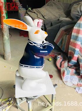 厂家专业生产玻璃钢卡通兔子雕塑摆件拿钟表的爱丽丝主题美陈装饰