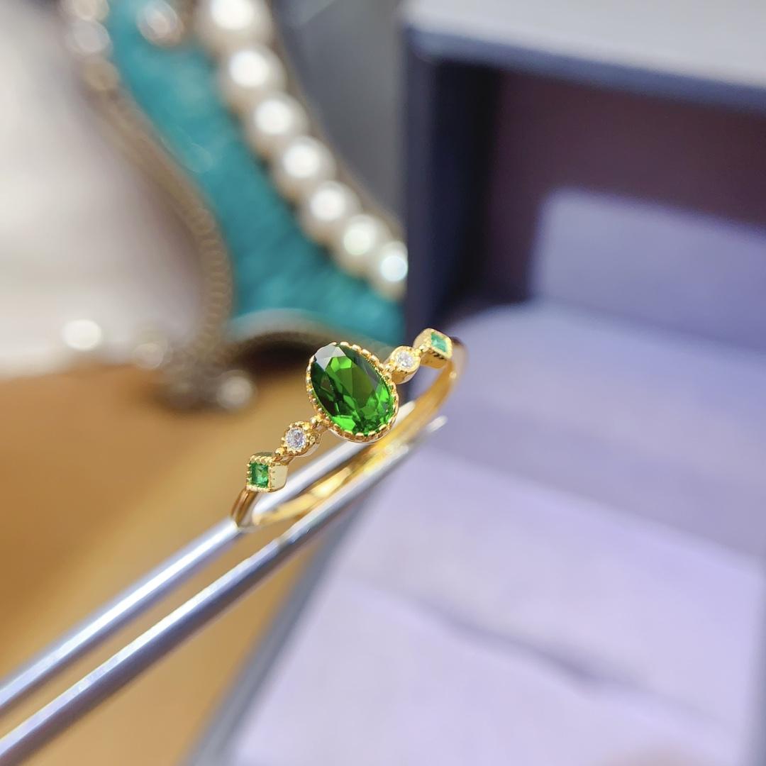 Fashionable and personalized niche emerald gift is simple