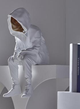 人物坐姿大摆件客厅玄关电视柜艺术轻奢高端设计师高级感软装饰品