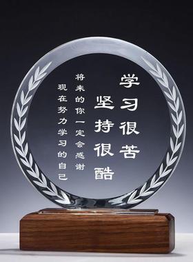 定制鼓励志学生座右铭学习很苦坚持很酷人造水晶刻字实木桌面摆件