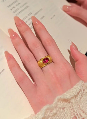 小红书爆款拉丝红宝鸽子蛋戒指女复古宫廷风宽版精致指环
