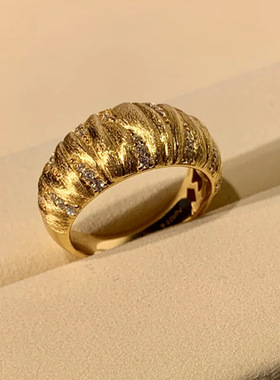 小红书新款拉丝条纹戒高级感时尚潮流个性轻奢百搭小众牛角包戒指