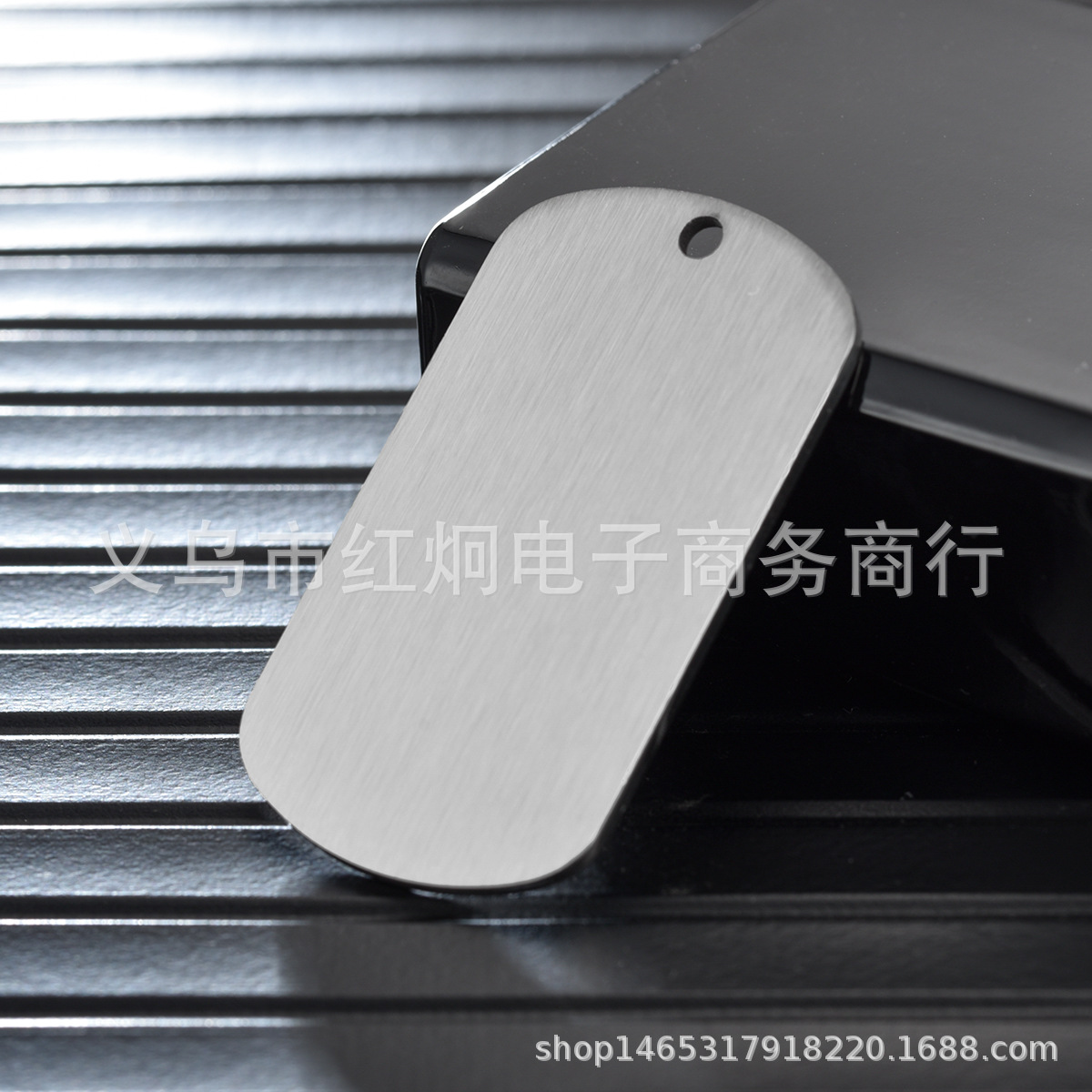 源头工厂直供钛钢拉丝狗牌不锈钢哑光宠物牌金色蓝色黑色拉丝吊牌 - 图1