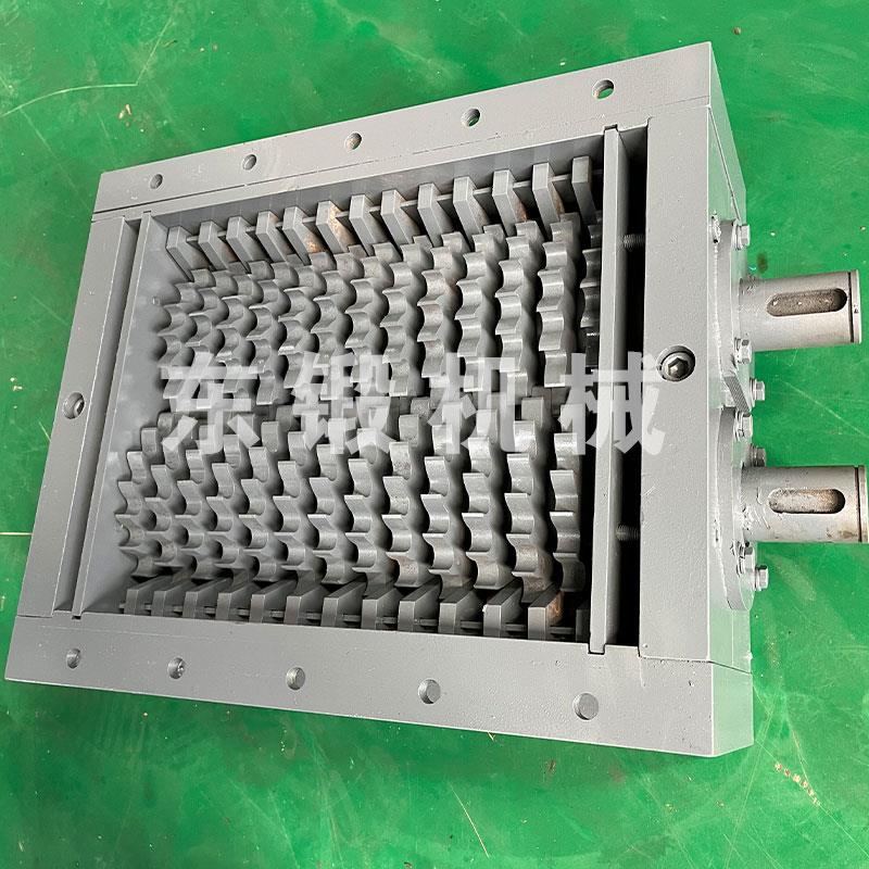 Shredder chassis small metal plastic crushing domestic waste rubber plastic double shaft crushing factory direct sales