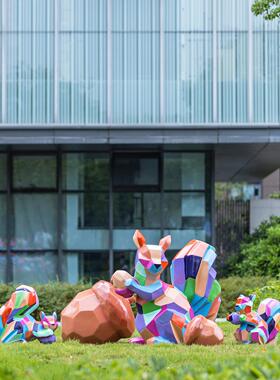 户外几何兔子梅花鹿雕塑玻璃钢松鼠熊猫园林景观小区草坪装饰摆件