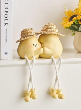 创意可爱草帽吊脚娃娃坐姿摆件洞洞板客厅电视柜装饰品儿童房布置