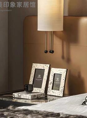 现代轻奢软装搭配套装样板房房间卧室香薰床头柜飘窗相框盆栽摆件