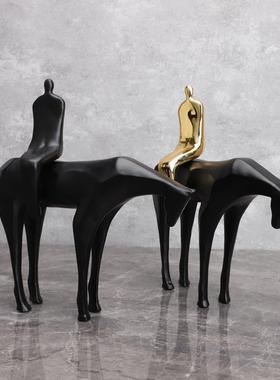 简约现代树脂黑金色人坐马售楼部样板房客厅家居书房卧室饰品摆件