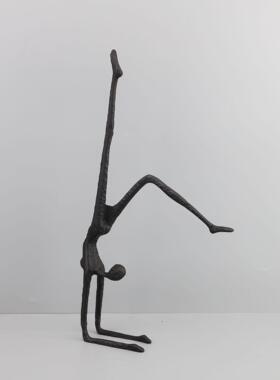 现代简约创意倒立人物雕塑摆件别墅客厅电视柜样板房家居软装饰品