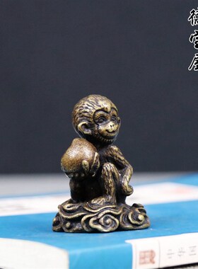实心纯铜猴子献桃摆件生肖可爱小号猴子寿桃铜把件仿古铜雕茶宠