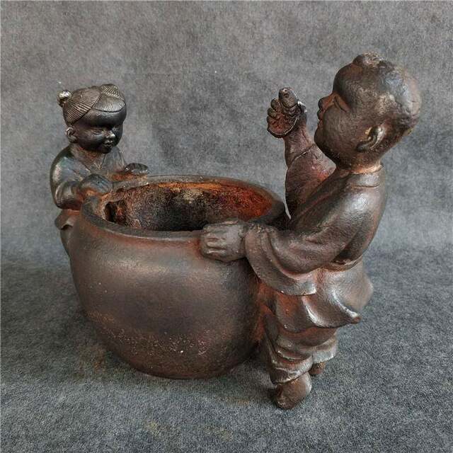 Old ironware, iron boy, holding cylinder, stylus pen, washing antiques, miscellaneous collection, old objects, exquisite shape and good condition