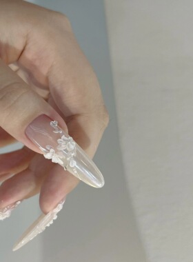 手工定制穿戴甲中长款满钻雕花定婚甲白色海丽同款新娘孕妇穿戴甲