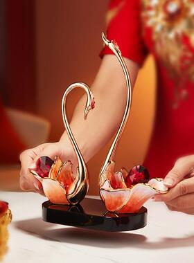 采购产品搪瓷天鹅对装饰品，高端壁龛客厅电视柜装饰，婚礼礼品搬